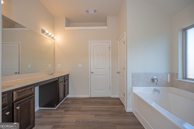 Building Photo - 813 Golden Isles Dr