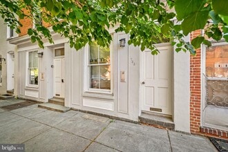 Building Photo - 733 S Bond St