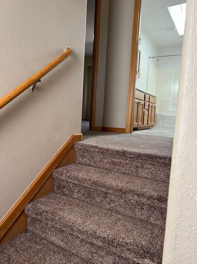 Building Photo - AVAILABLE NOW - BEAUTIFUL 6 bedroom home F...