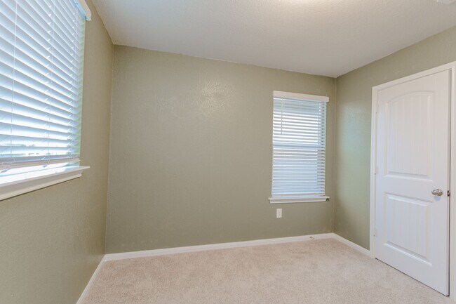 Building Photo - Beautiful 3 Bed / 2.5 Bath Home with High ...