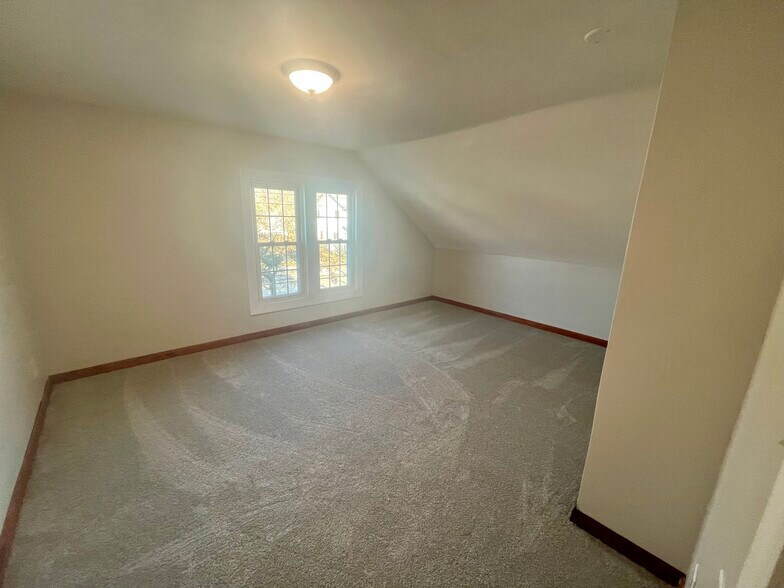 Building Photo - 817 W Packard St