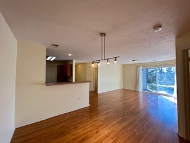 Building Photo - Great 2 Bedroom 2 Bathroom condo on the ea...