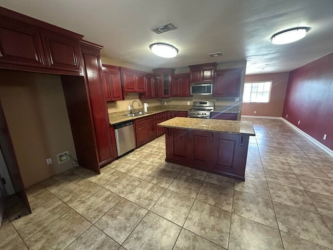 Building Photo - Wonderful 4-bed/3-bath gated home in Azusa.