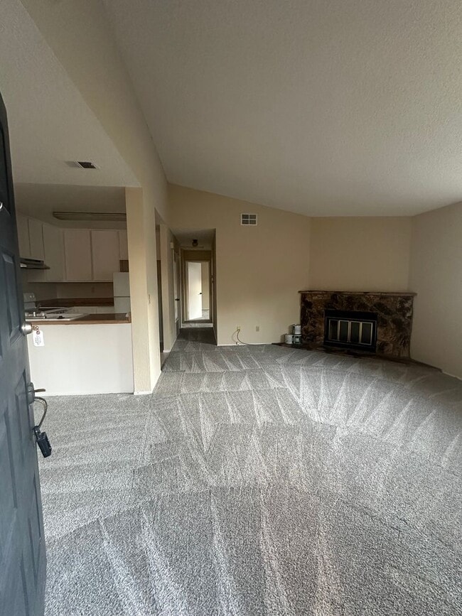 Building Photo - Beautiful & Large 2bd/ 2ba Condo