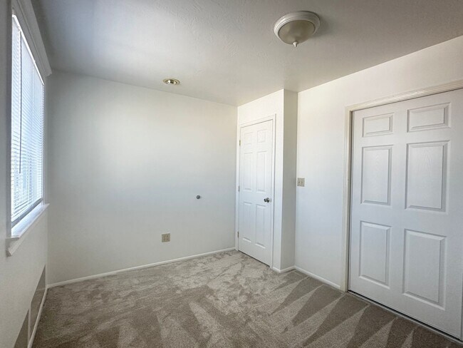 Building Photo - 5906 S Blue Iron Way
