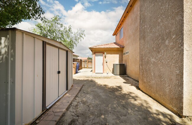 Building Photo - 10205 Single Oak Dr