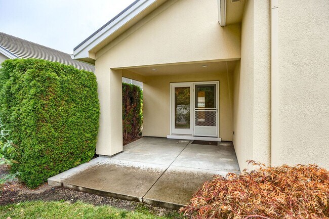 Building Photo - Alder Creek Estates Home available**Gated Community**Minutes from Rogue Regional Medical Center o...