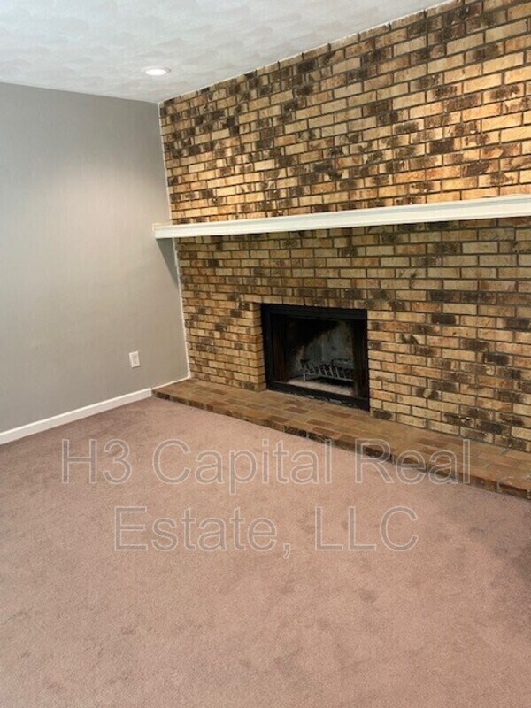Building Photo - 110 Sunnyside St