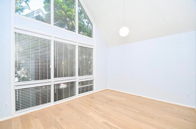 Building Photo - 615 Kipling St