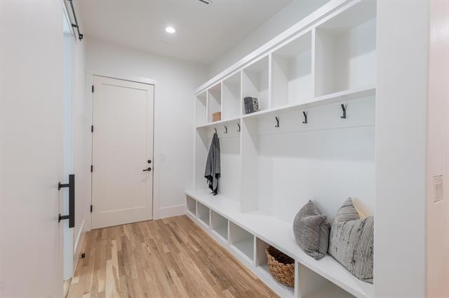 Building Photo - 6988 Bob O Link Dr