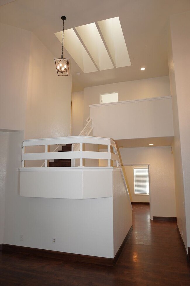 Building Photo - 10386 Meadow Creek Dr