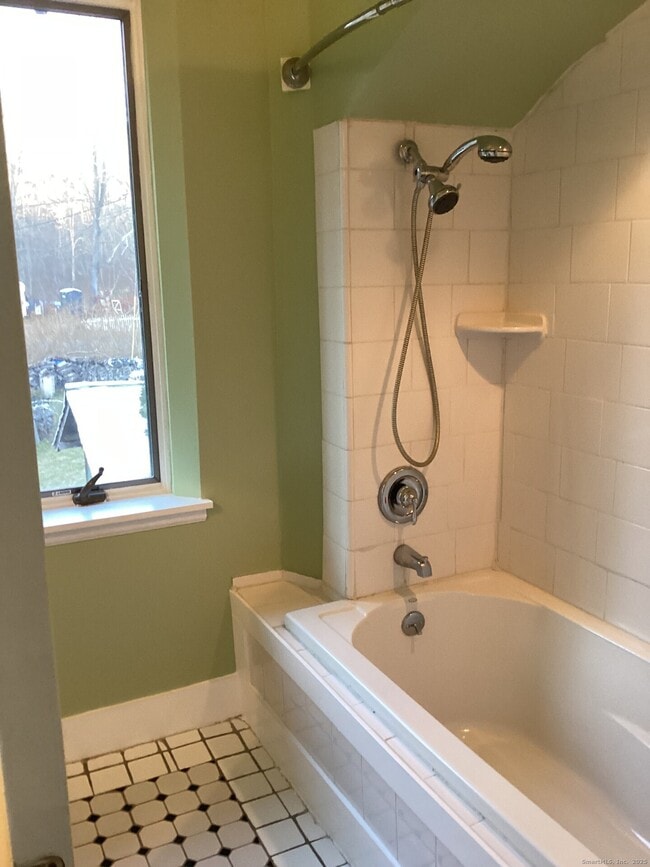 Building Photo - 40 Chestnut Hill Rd