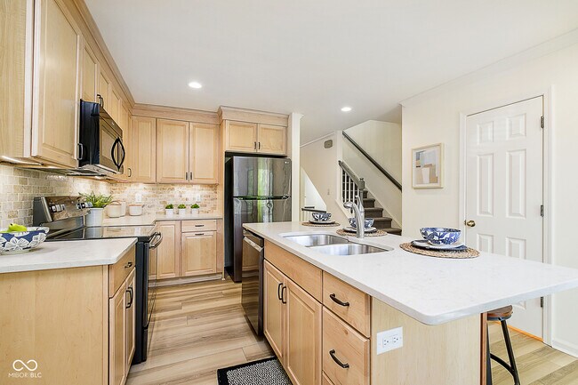 Building Photo - 592 E Vermont St