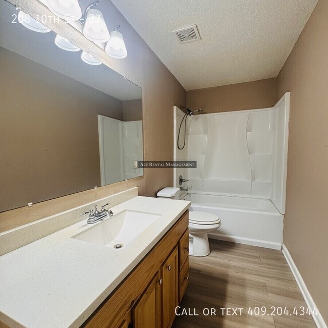 Building Photo - 208 N 10th St