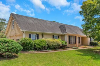 Building Photo - Don’t Miss This Beautiful 4BR/2BA Home wit...