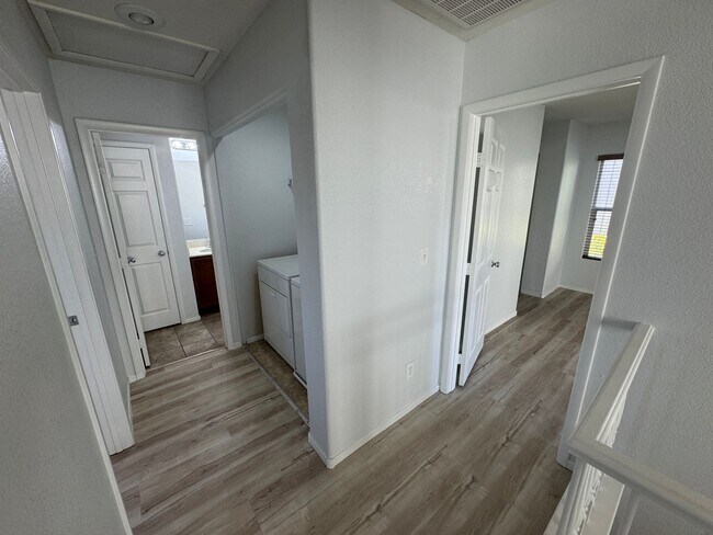 Building Photo - Charming 3 Bedroom, 3 Bathroom, 2-Story Ho...