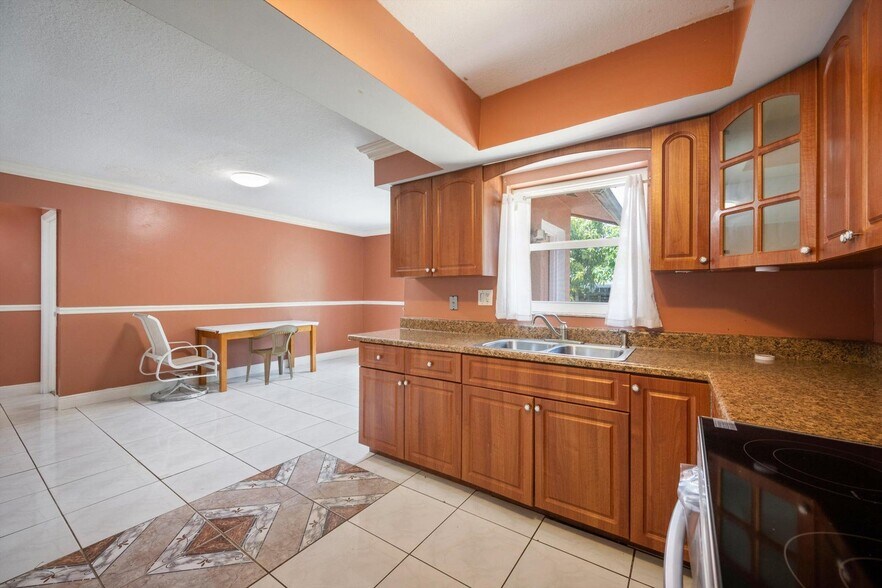 Building Photo - 4928 Marbella Rd N