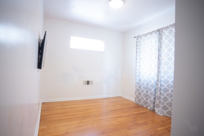Building Photo - 2428 W Berwyn Ave