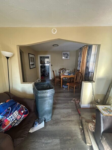 Building Photo - 4025 Beachwood Ave