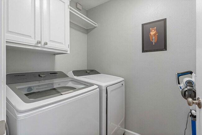 Building Photo - 410 Willington Ln