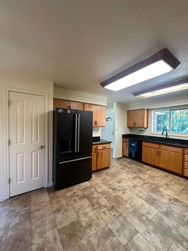 Building Photo - 4 Bedroom home with acreage