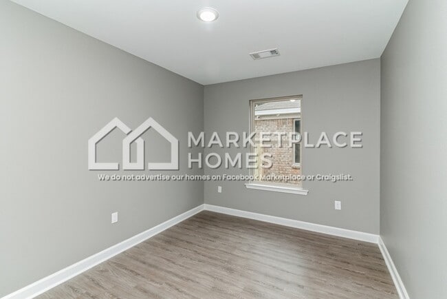 Building Photo - 823 W 20th St