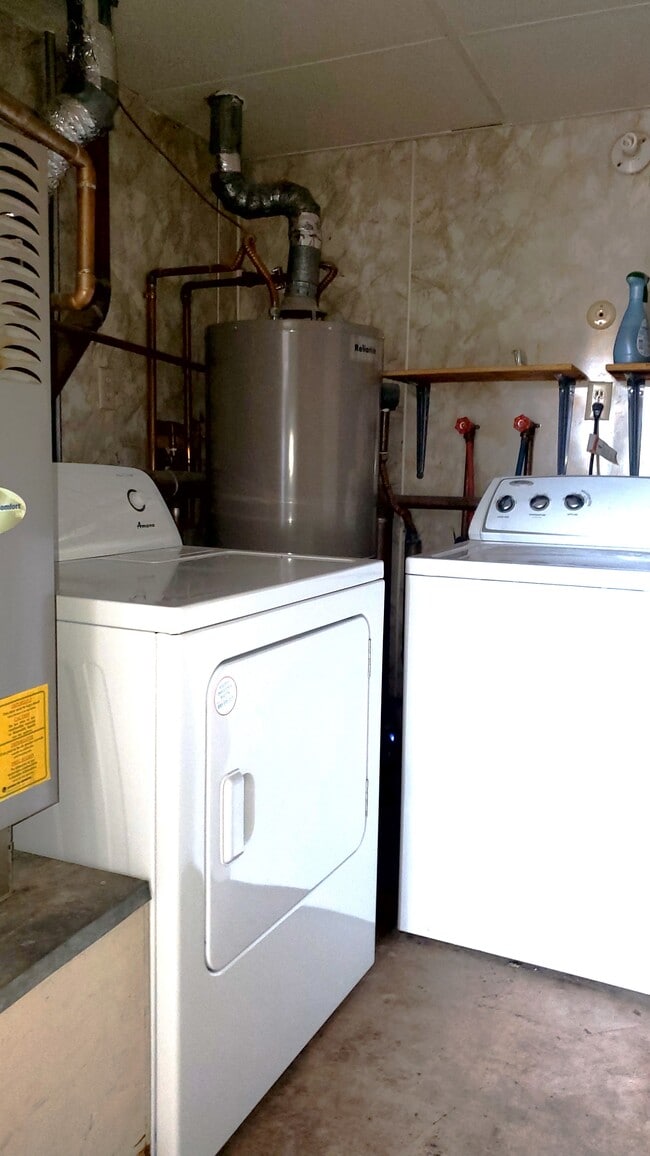 Building Photo - 250 W 8th St