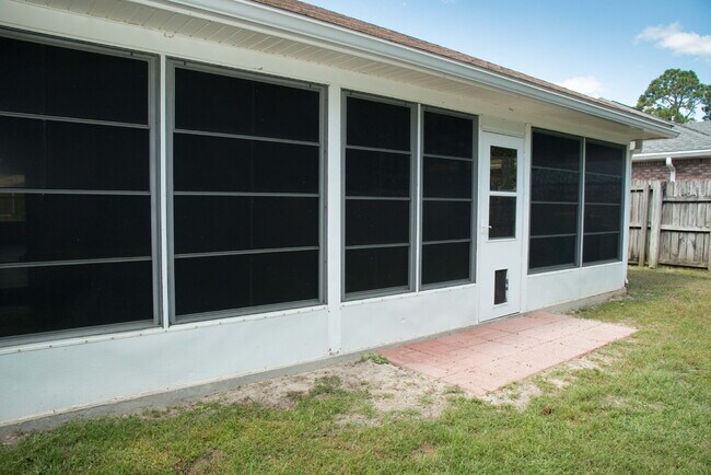 Building Photo - "Charming 3-Bedroom Retreat with 2 Full Baths in Mary Esther, FL!"