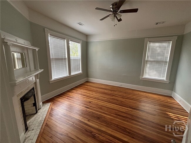 Primary Photo - 225 W 40th St