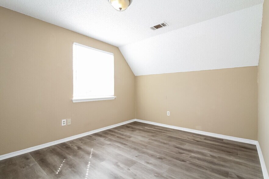 Building Photo - 2110 Westmore Dr