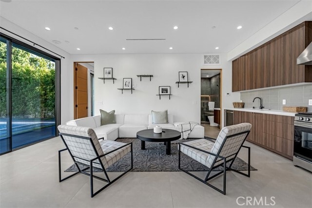 Building Photo - 13016 Chandler Blvd