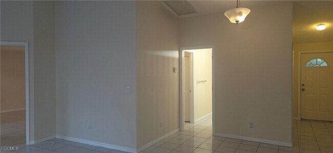 Building Photo - 526 102nd Ave N