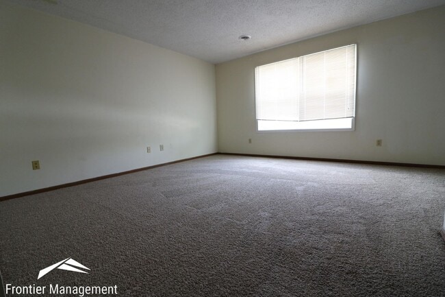 Building Photo - 2528 Candlecrest Cir