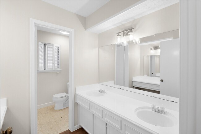 Building Photo - 731 Rustyleaf Ln