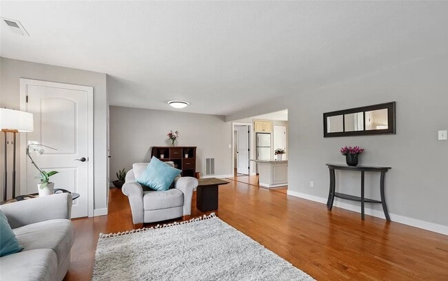 Building Photo - LOW RENT!Beautiful 4Bed2Bath House!PRIME h...