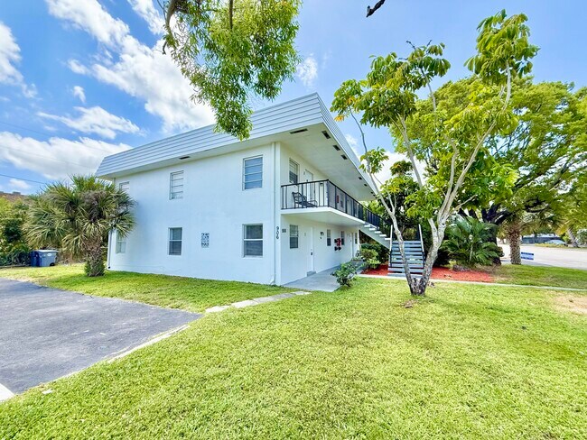 Building Photo - 906 Foresteria Dr