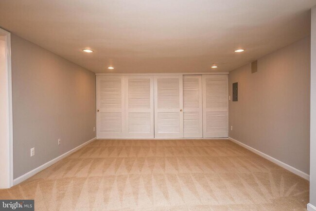 Building Photo - 1211 Vinita Ln