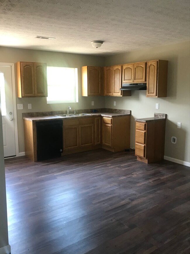 Building Photo - 3 Bedroom 2 Bath Single Family Home in Whi...