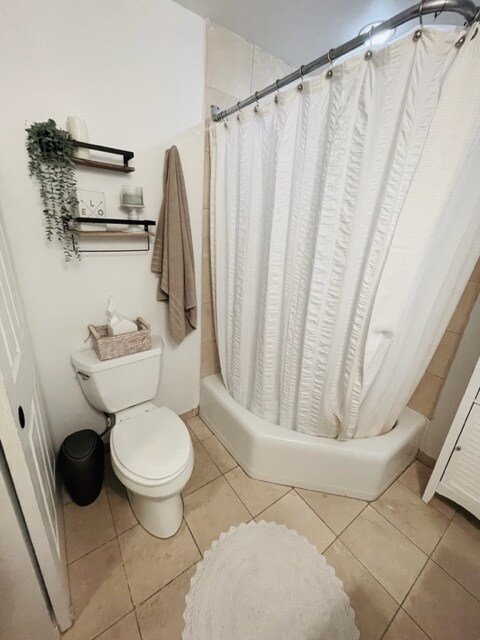 main bathroom - 1701 Addison St