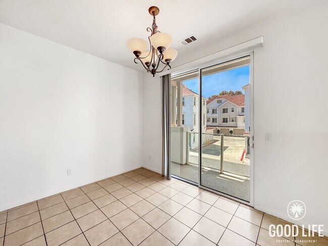 Building Photo - Beautiful 2B/2.5BA Townhouse in Oceanside w/ Washer/Dryer, Attached Garage, and AC!