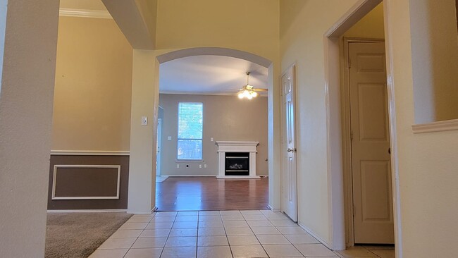 Building Photo - 2102 Mapleview Dr