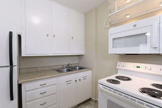 Building Photo - 1425 S 11th St