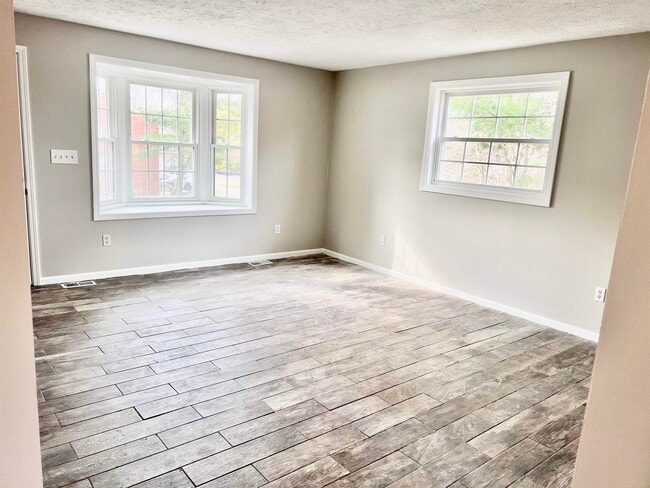 Building Photo - 83 Derryfield Ct