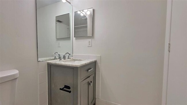 Building Photo - 1350 SE 3rd Ave