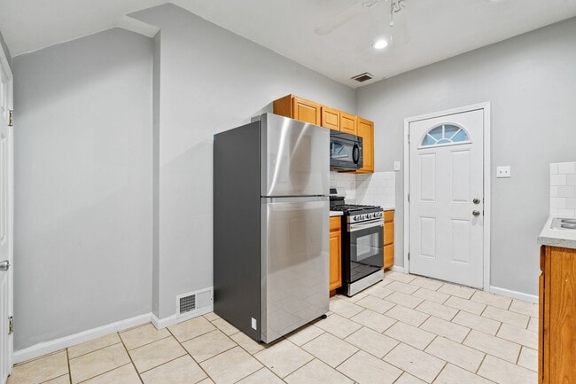 Building Photo - 410 Lorenz Ave