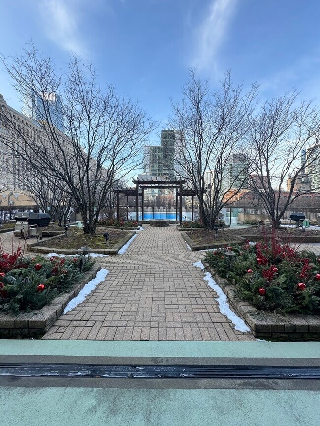 Building Photo - 400 N La Salle Dr