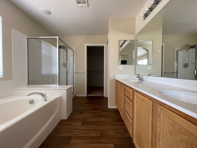 Building Photo - 4bed 3bath