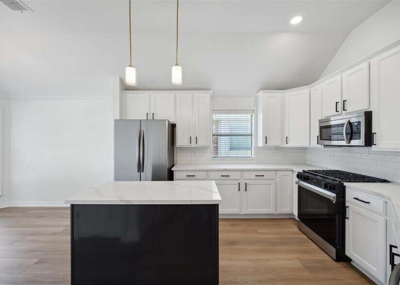 Building Photo - 9420 Caliente Dr