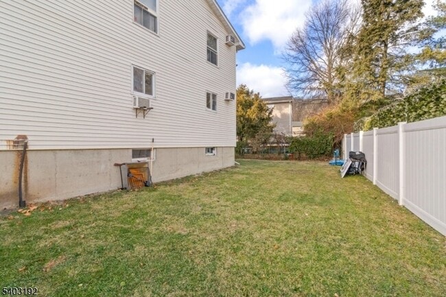 Building Photo - 19 Cooper Dr