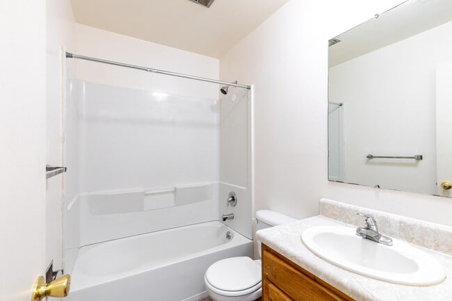 Building Photo - Emerald Pond Estates | 2 bedroom, 1 Bathro...